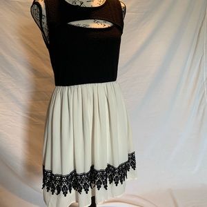 COPY - Rewind juniors dress, size S, black/ cream color, fit and flare style